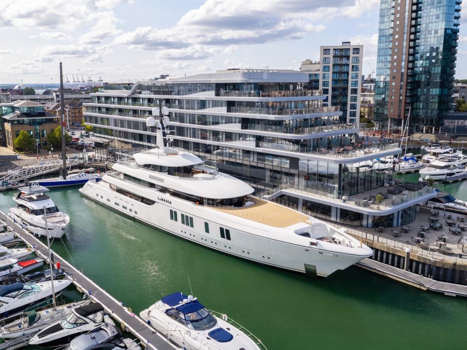 Un superyacht di 73 metri entra nel porto di Southampton, stabilendo un nuovo record