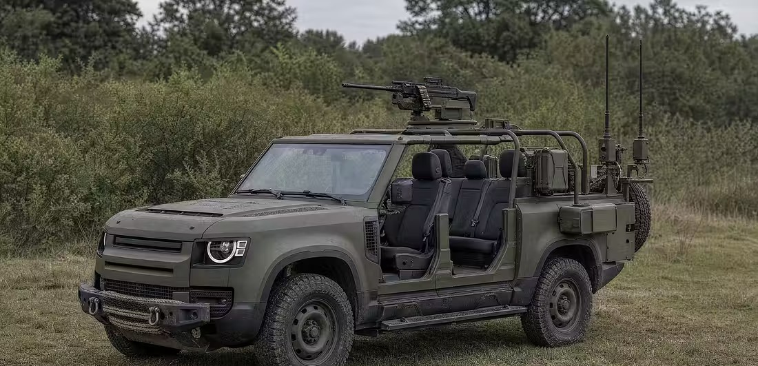 Un Land Rover Defender moderno viene mostrato durante una conferenza dedicata ai veicoli militari nell’Hampshire, con modifiche specifiche per l’uso in ambiente di guerra
