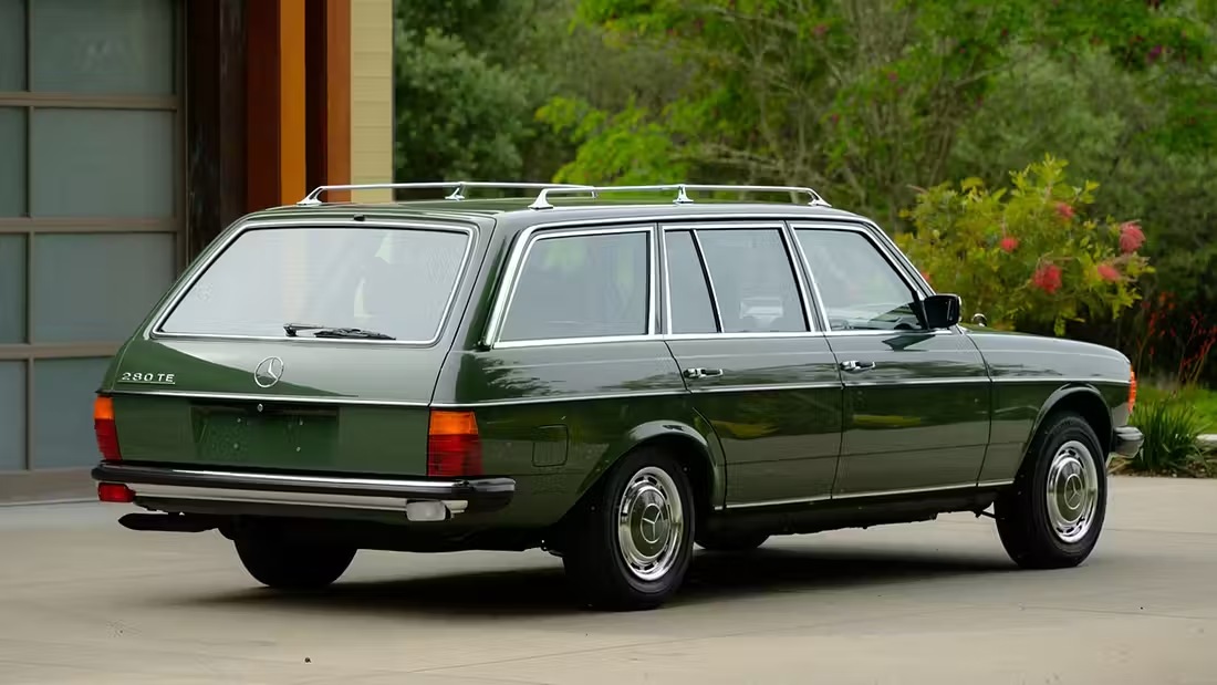 Una Mercedes 280 TE del 1979, sepolta ad Avellino, emerge intatta dopo 40 anni, immagine di approfondimento