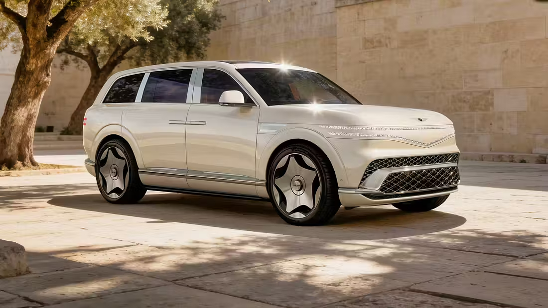 SUV elettrico di lusso con interni da limousine, design moderno e tecnologia avanzata, debutto previsto nel 2027