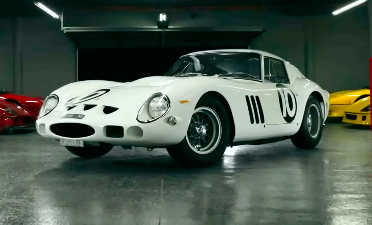 Garage con Ferrari storiche e moderne, meccanico in azione, auto in uso e in mostra