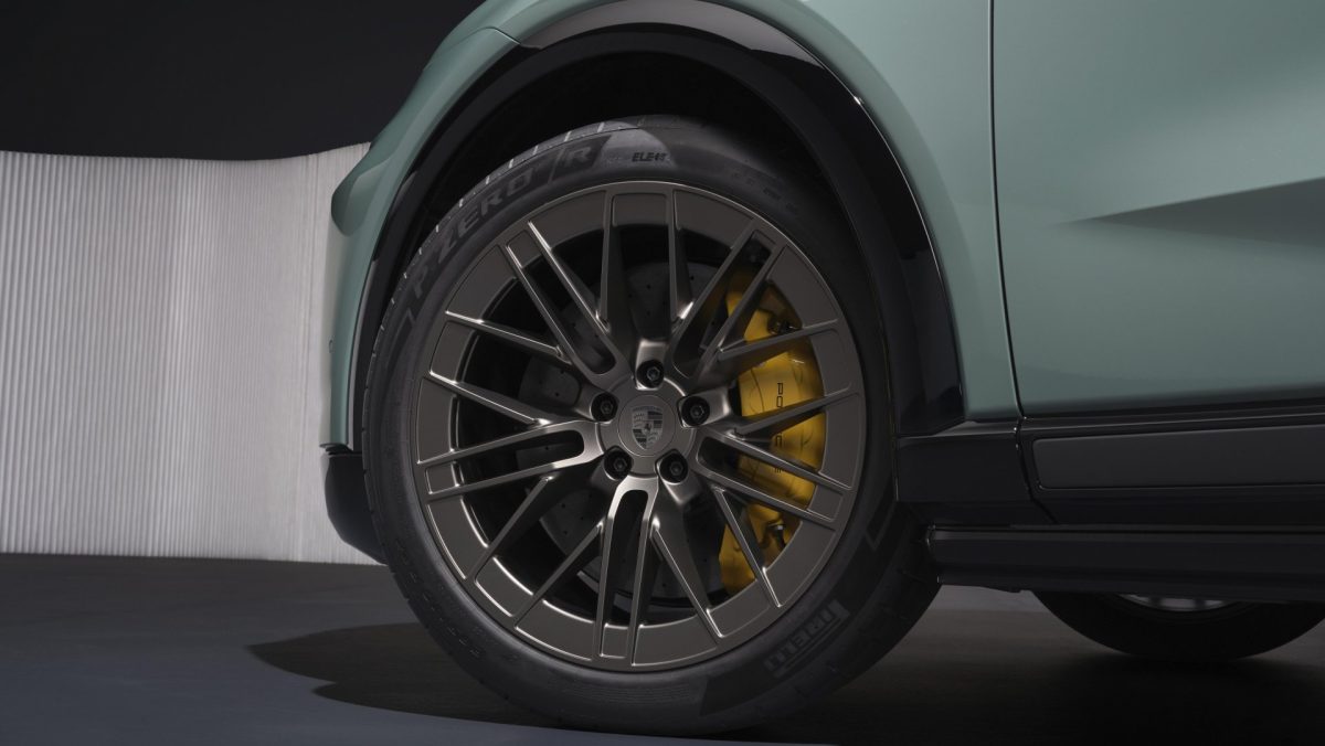 Porsche Cayenne Electric Turbo con gomme speciali di Pirelli per gestire la coppia elettrica
