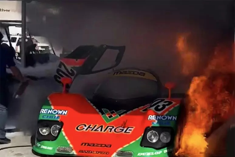 Auto storica Mazda 767B distrutta da incendio a Laguna Seca, parcheggiata nel paddock