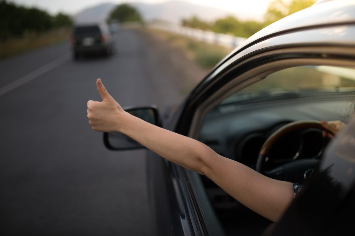 Automobilisti in autostrada con gesti di comunicazione diversi in diversi Paesi europei