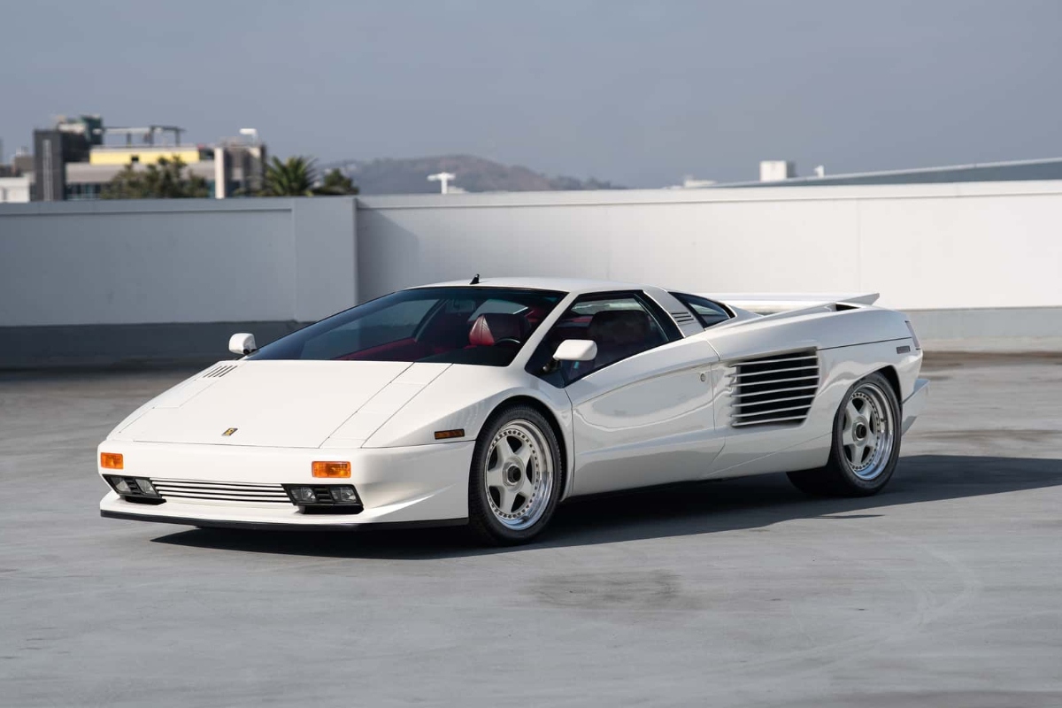 Una supercar rara e unica, con motore V16 e design iconico, in mostra durante l’asta a Monterey