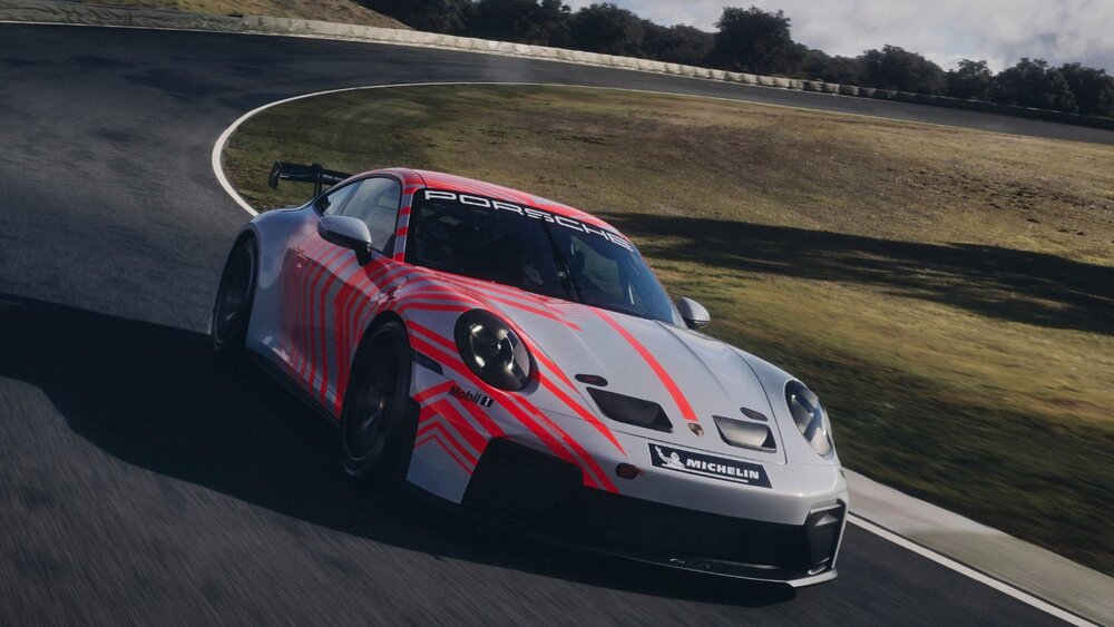 Auto da corsa Porsche 911 Challenge con gabbia di sicurezza e dotazioni da competizione, pronta per gare in pista, immagine di approfondimento