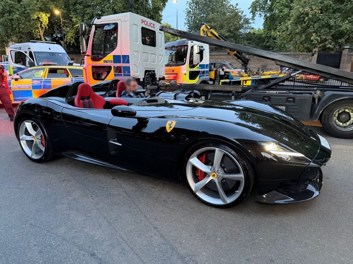 Polizia londinese sequestra 90 auto di lusso, tra cui una Ferrari da 3,7 milioni di sterline, in un’operazione di controllo stradale