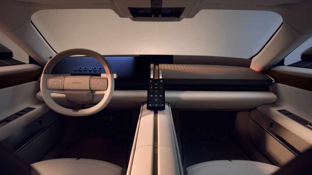 Jaguar Type 01 mostra interni con spina centrale e tecnologia integrata, durante evento di presentazione, immagine di approfondimento