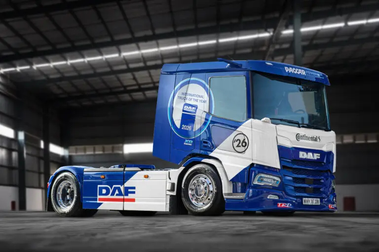 Camion elettrico con livrea ispirata ai race truck degli anni '90, utilizzato per il trasporto di latte