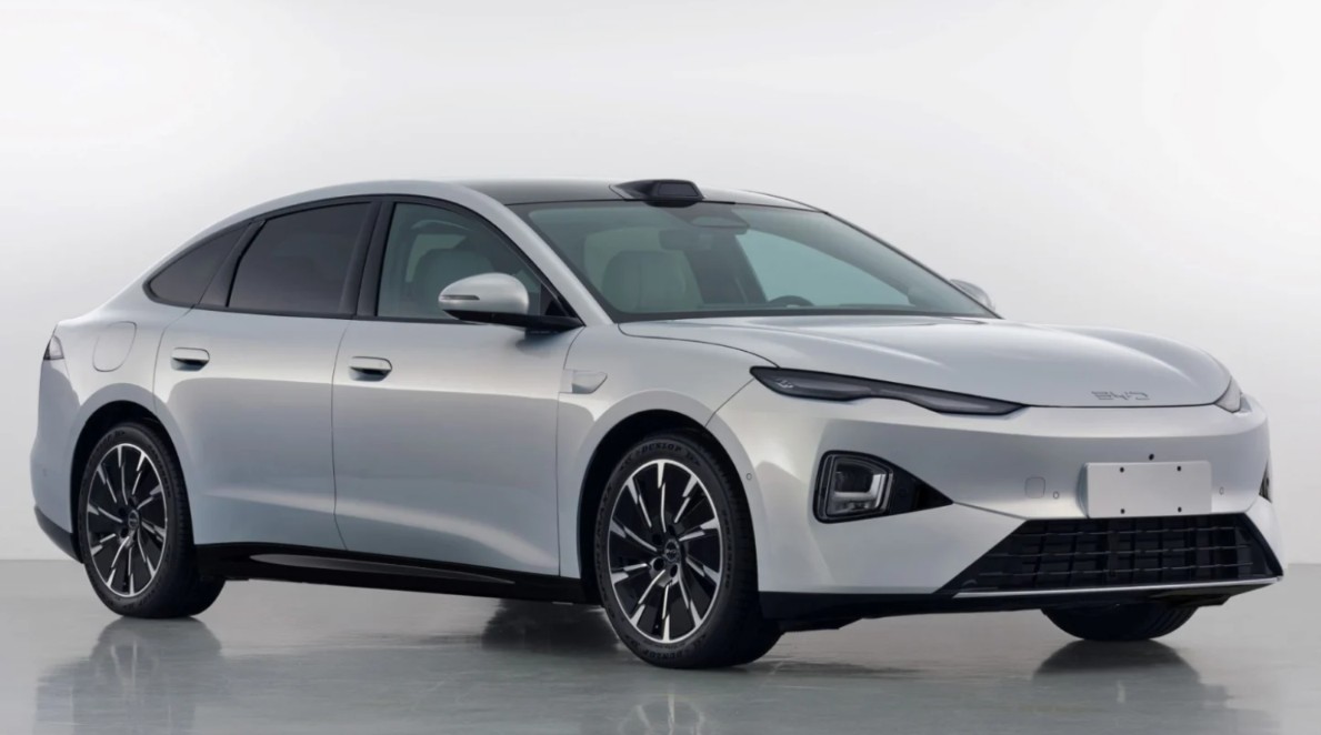 Una berlina elettrica BYD con design moderno e tecnologia LiDAR, in un'area di produzione cinese