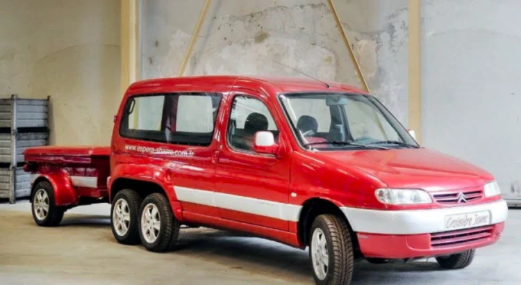 Un Citroën Berlingo a 6 ruote e 10 posti esposto in un’asta, con rimorchio e sedili ripiegabili