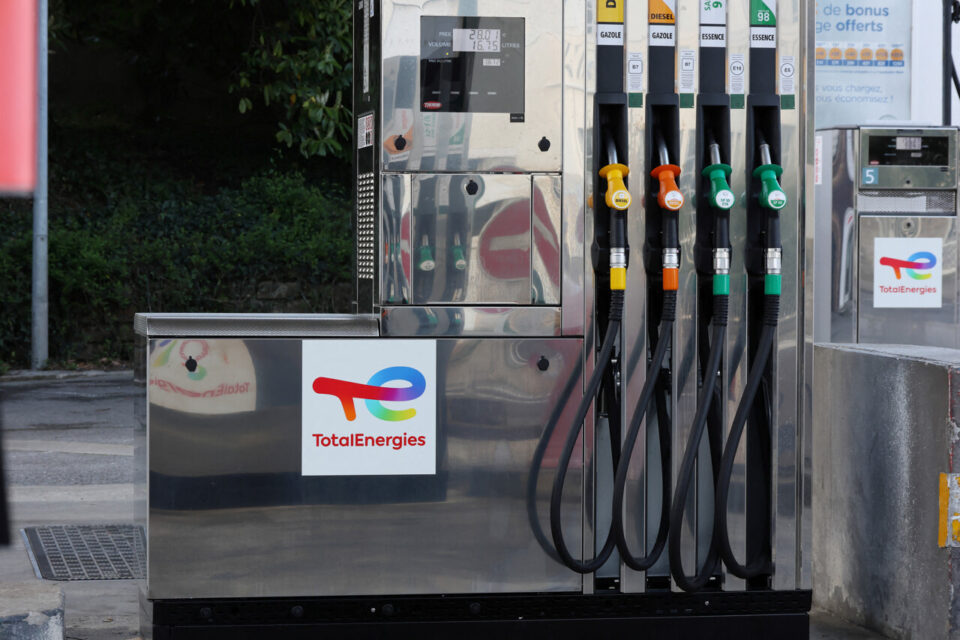 Pompe di benzina con indicazione su additivi metallici e limiti di manganese in Francia