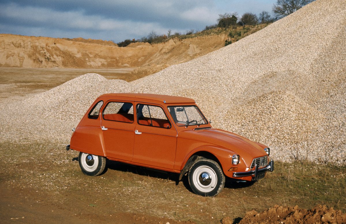 Una Citroën Dyane 6 del 1982 attraversa l’Europa e il Marocco, affrontando strade e paesaggi diversi
