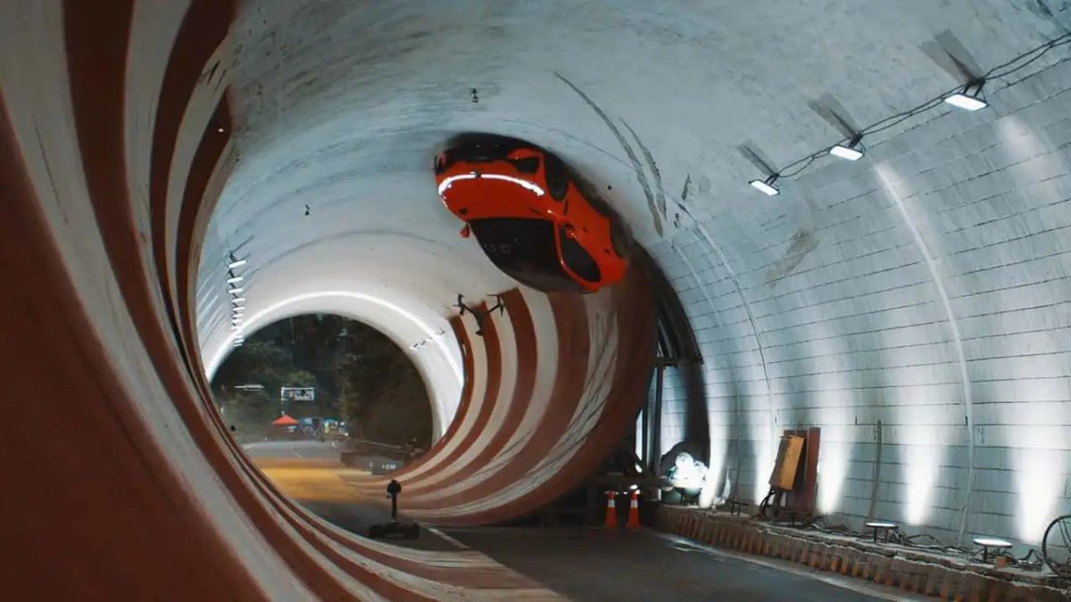 SUV elettrico che percorre la parete di un tunnel, arriva sul soffitto e torna sull’asfalto completando un giro a 360 gradi, immagine di approfondimento