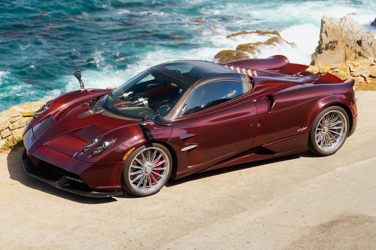Un'auto di lusso con chilometraggio elevato, guidata quotidianamente da un proprietario