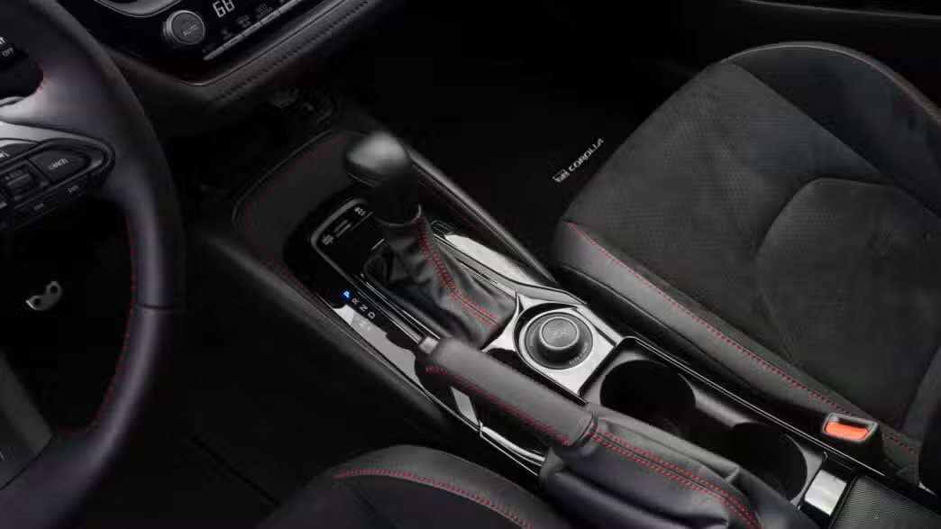 Un pilota utilizza un cambio automatico Toyota che memorizza le richieste del conducente per eseguirle in modo più fluido