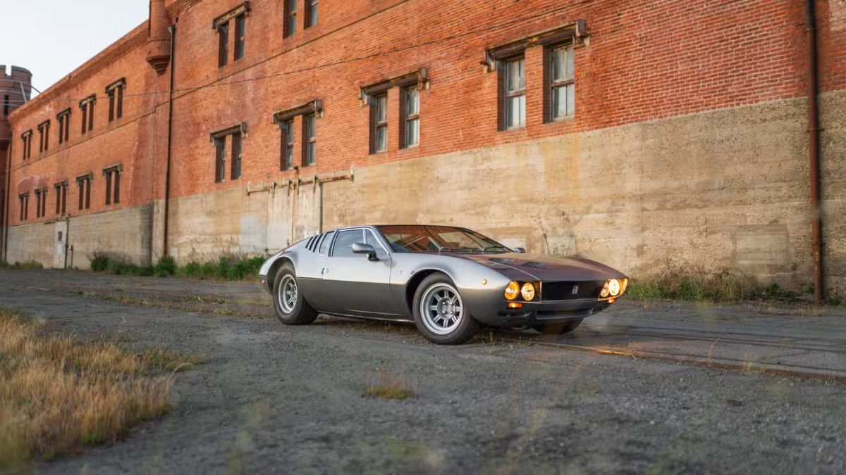 Una supercar italiana degli anni Sessanta con design aggressivo e tecnologia avanzata, confrontata con la Shelby Cobra