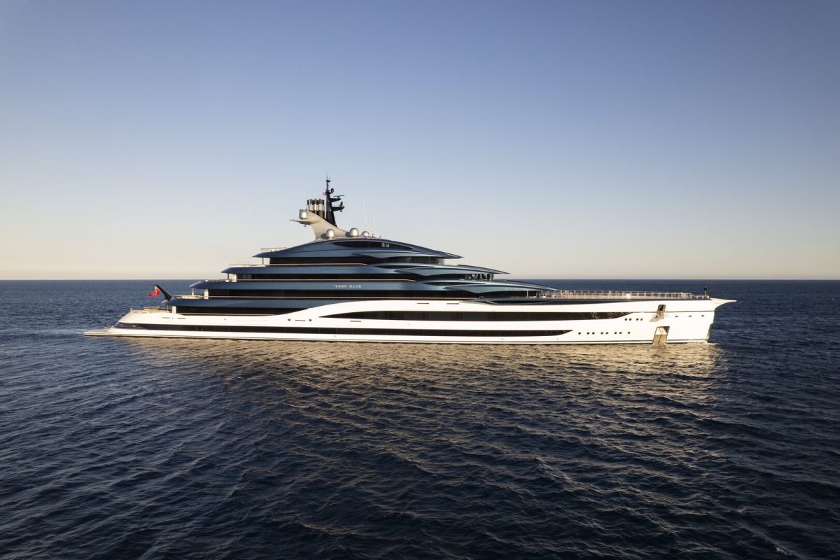 Un mega yacht da 450 milioni di euro, lungo 137 metri, con due piscine e un eliporto, si aggira nelle acque della Sardegna