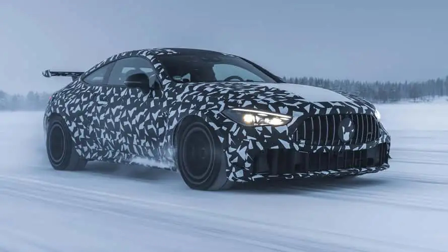 Un render mostra una coupé sportiva con alettone posteriore e apertura sul cofano, in un contesto di automobilismo