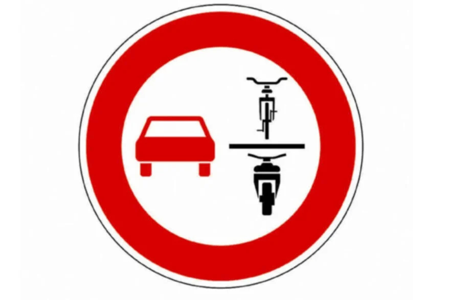Due segnali stradali tedeschi confondono gli automobilisti: ecco cosa significano