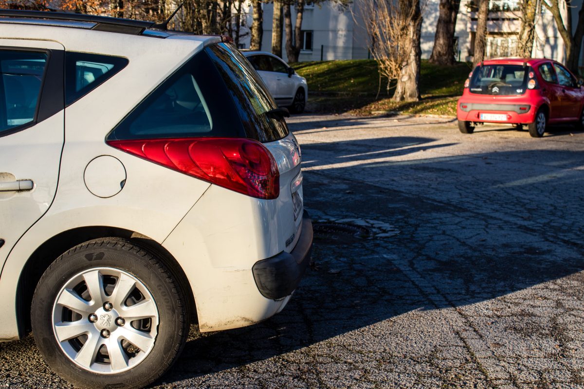 Retromarcia e uscita dal parcheggio, la multa potrebbe salire da 42 a 80 euro