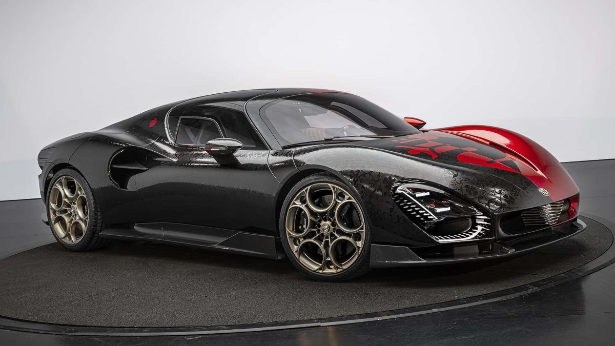 Alfa Romeo 33 Stradale, a Parigi debutta la livrea damascata: un ...