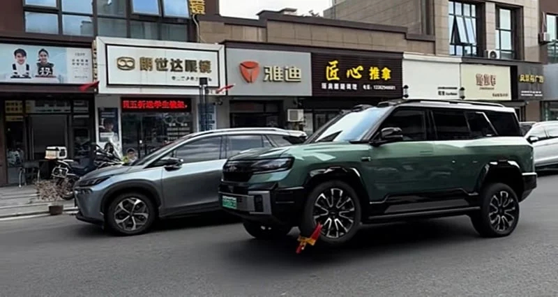 Un SUV cinese si libera da una ganascia grazie alle sospensioni avanzate