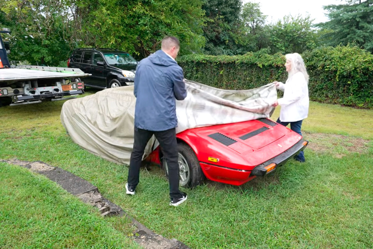 Una Ferrari 308 GTS abbandonata in giardino, salvata da un restauro e da un’ironia del destino
