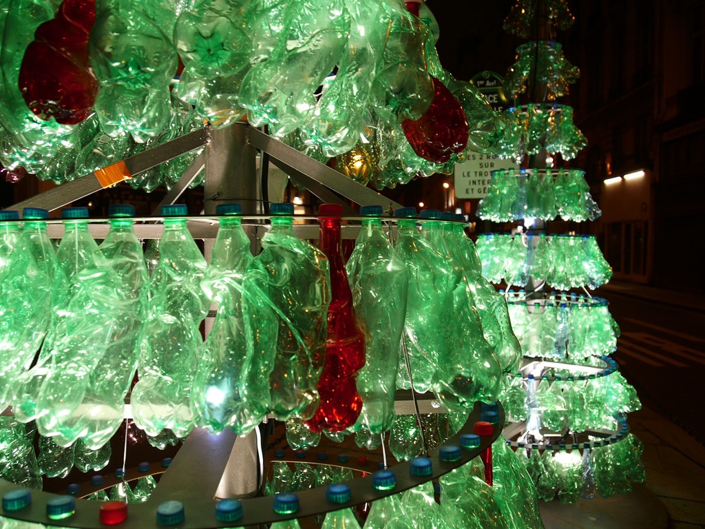 L'albero di Natale con bottiglie di plastica grazie al riciclo creativo