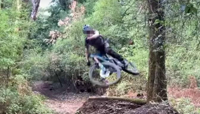 E-bike: salti da enduro in campagna [Video] - Ecoblog
