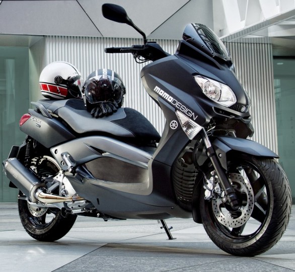 Caschi Momodesign e Yamaha X-Max - Motoblog
