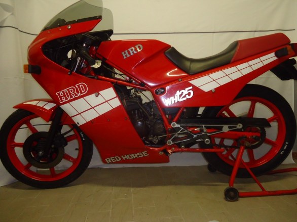1hrd-125-red-horse.jpg