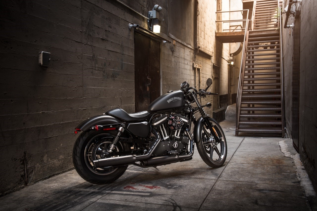 HarleyDavidson Sportster Iron 883 con scarichi Screamin’ Eagle Street