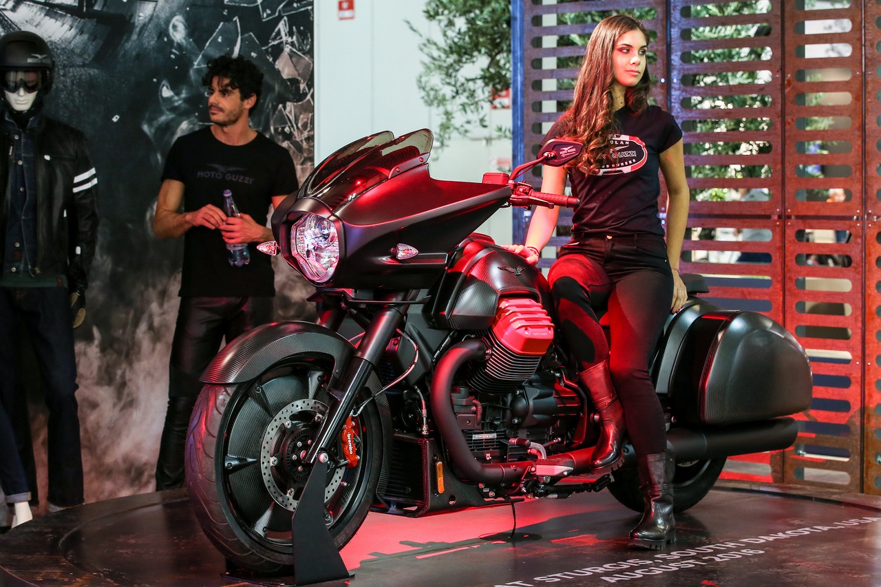 Moto Guzzi MGX 21 Flying Fortress 2016 Foto e video