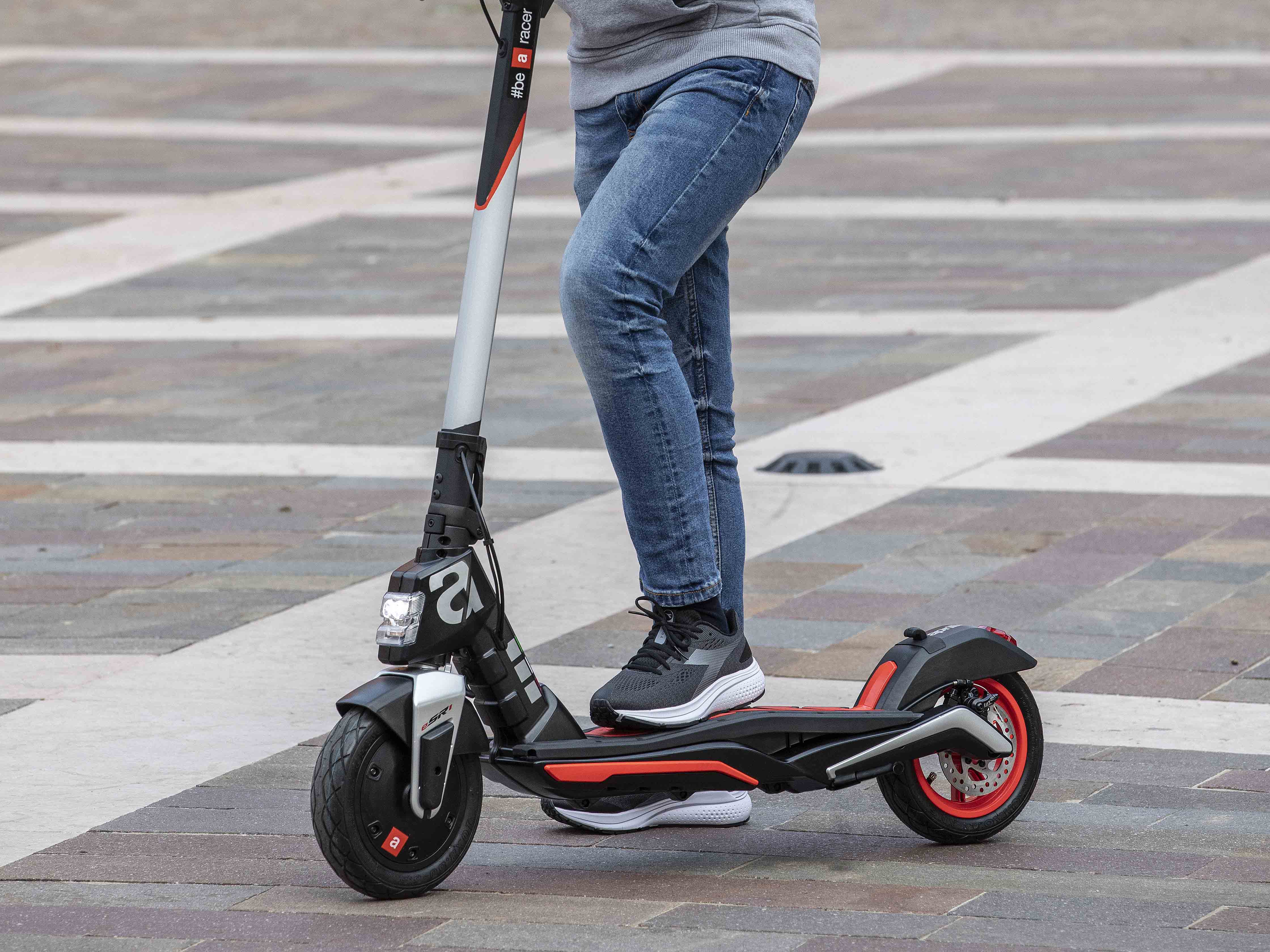 Il nuovo monopattino Aprilia