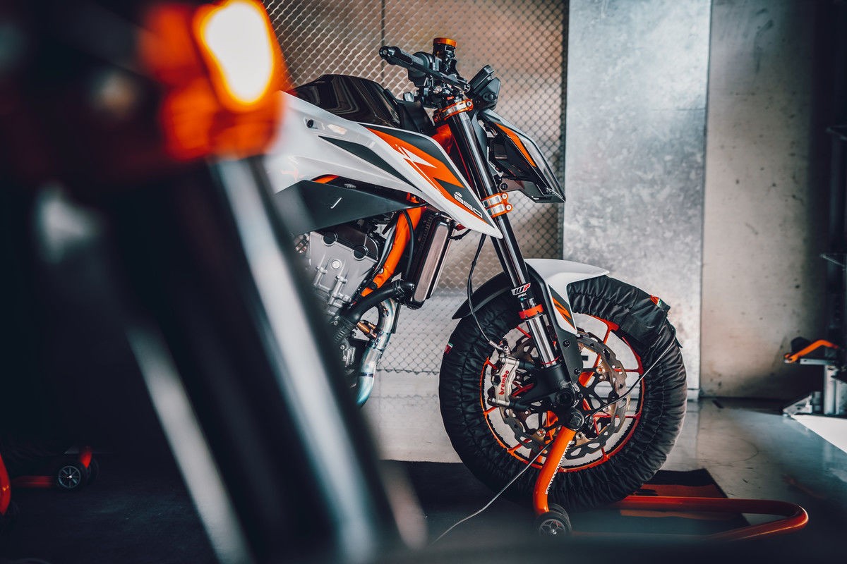 KTM 890 Duke R