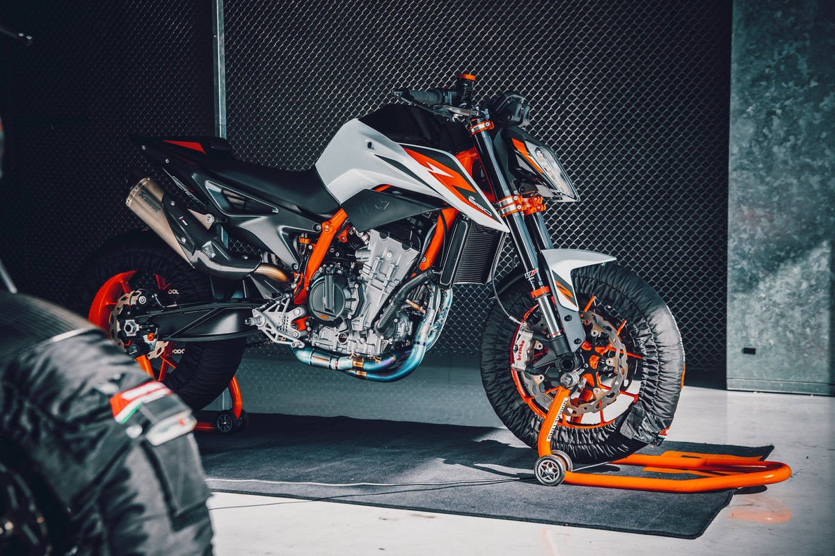 KTM 890 Duke R
