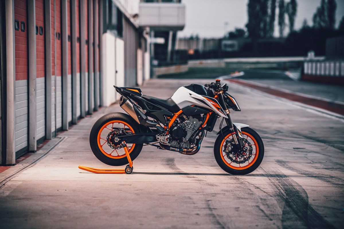 KTM 890 Duke R