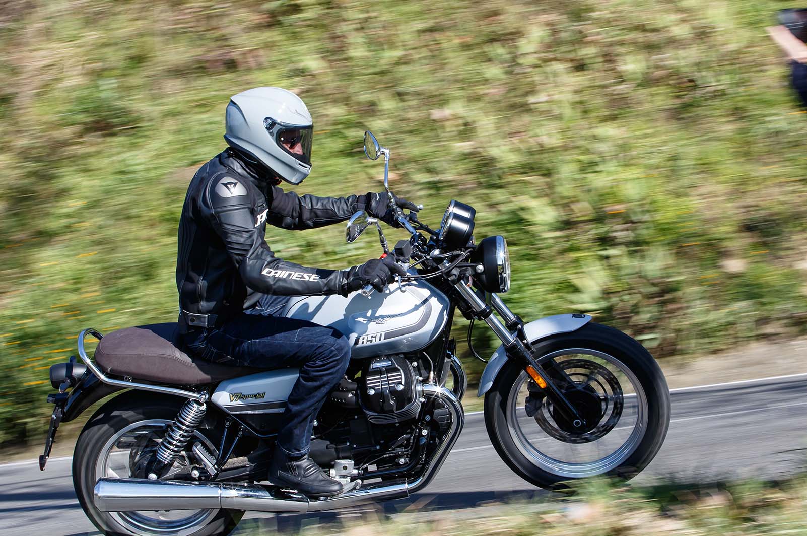Moto Guzzi V7 2021, le foto della prova