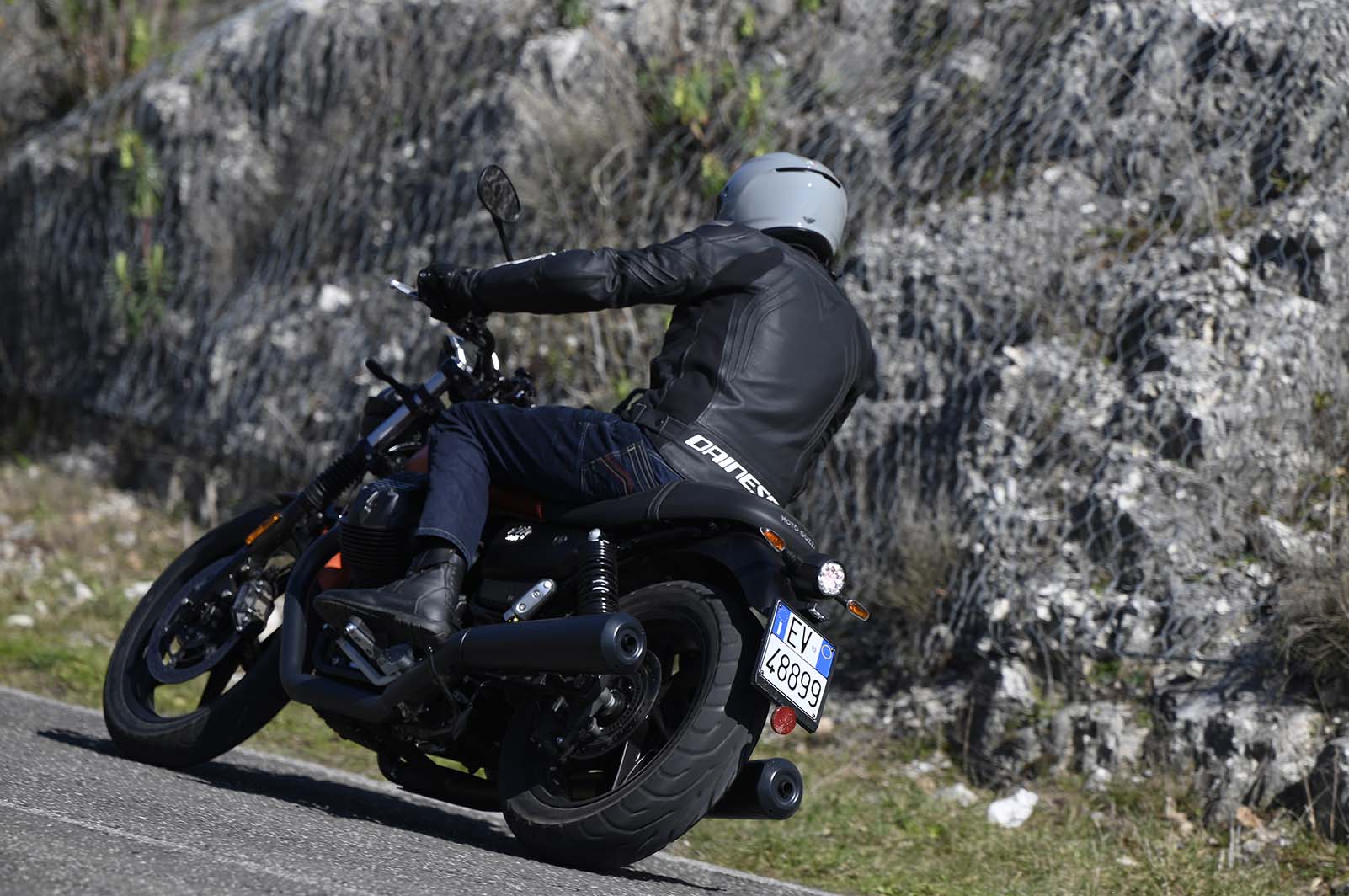 Moto Guzzi V7 2021, le foto della prova