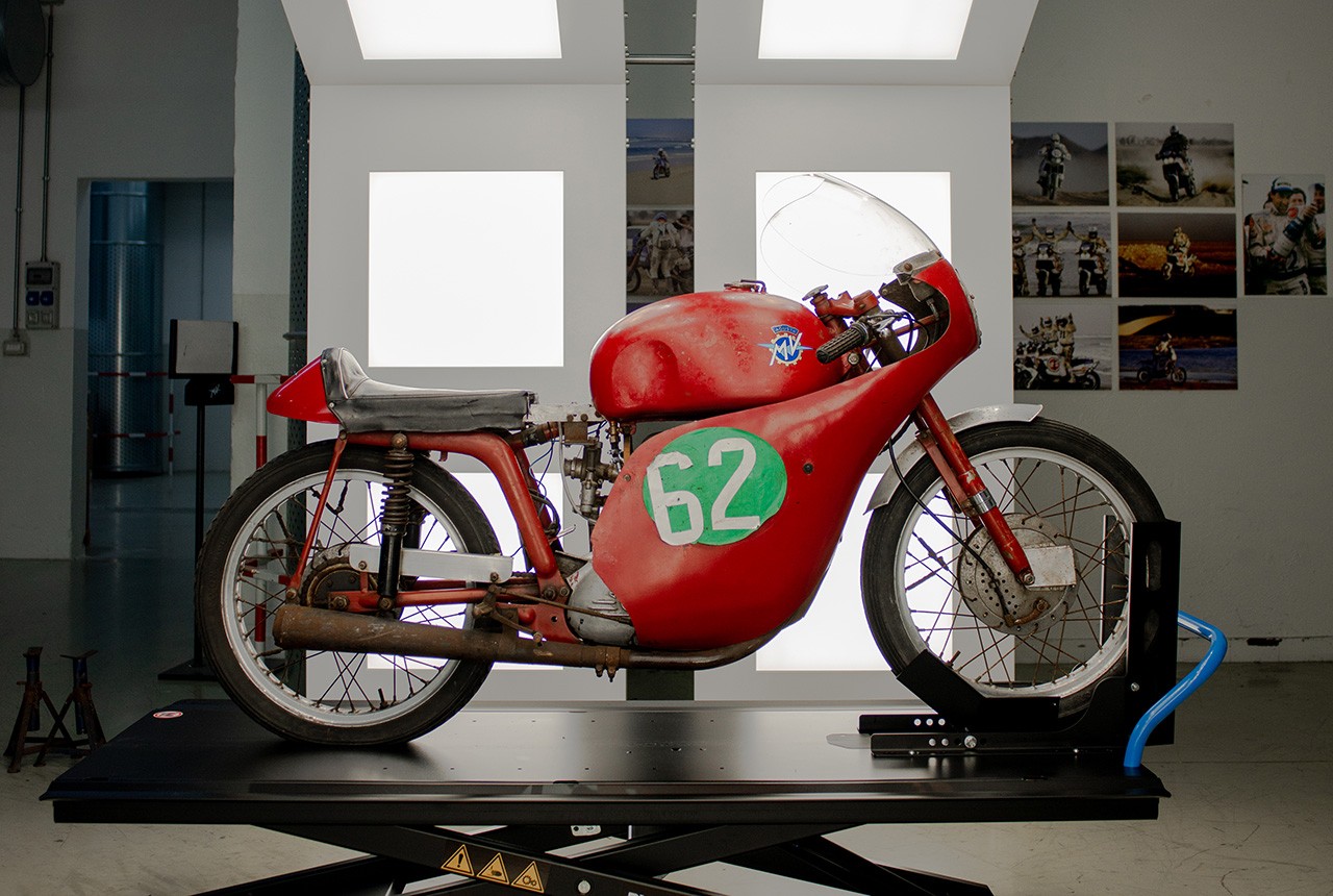 MV Agusta, acquisito all'asta vecchio esemplare sportivo: le foto