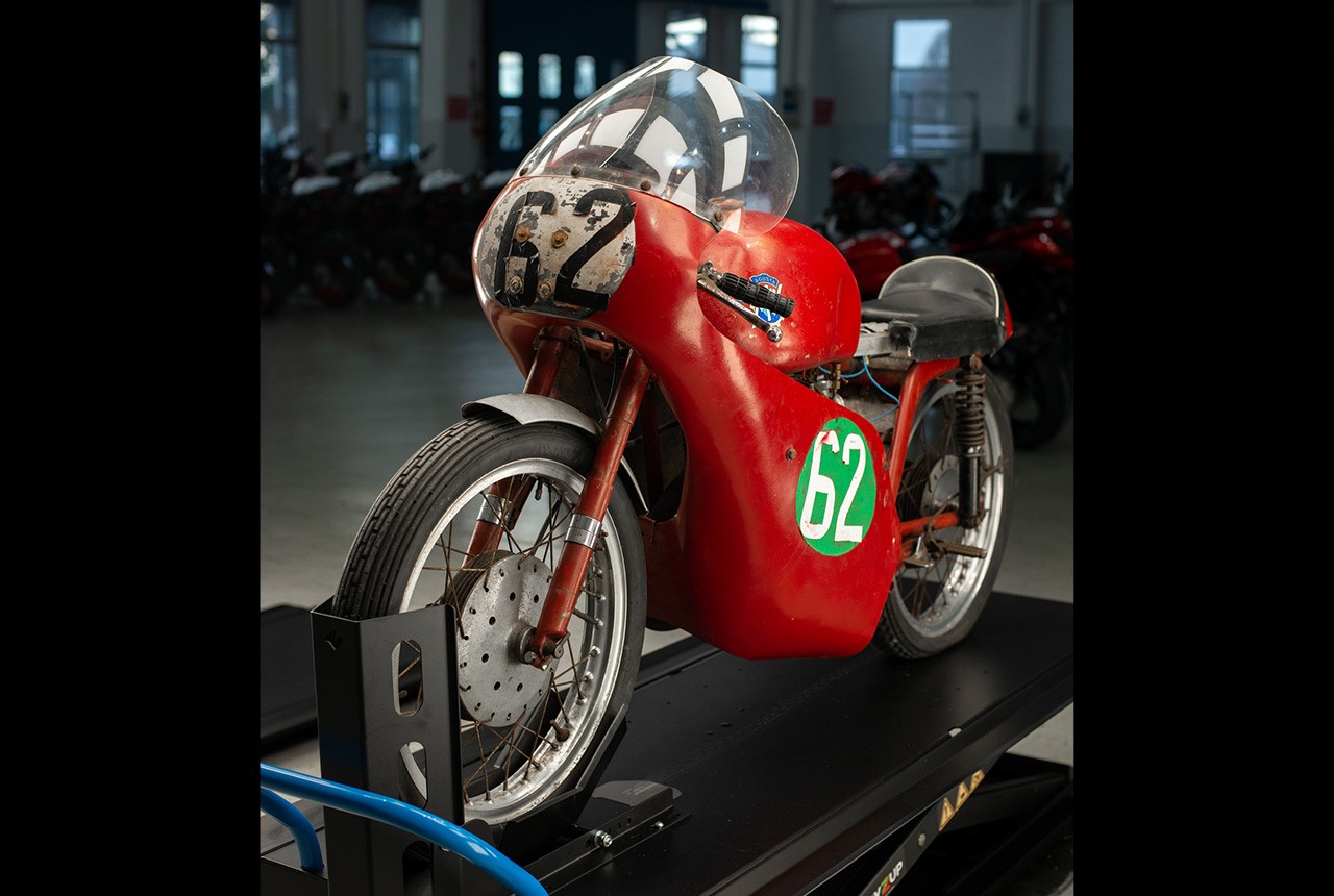 MV Agusta, acquisito all'asta vecchio esemplare sportivo: le foto