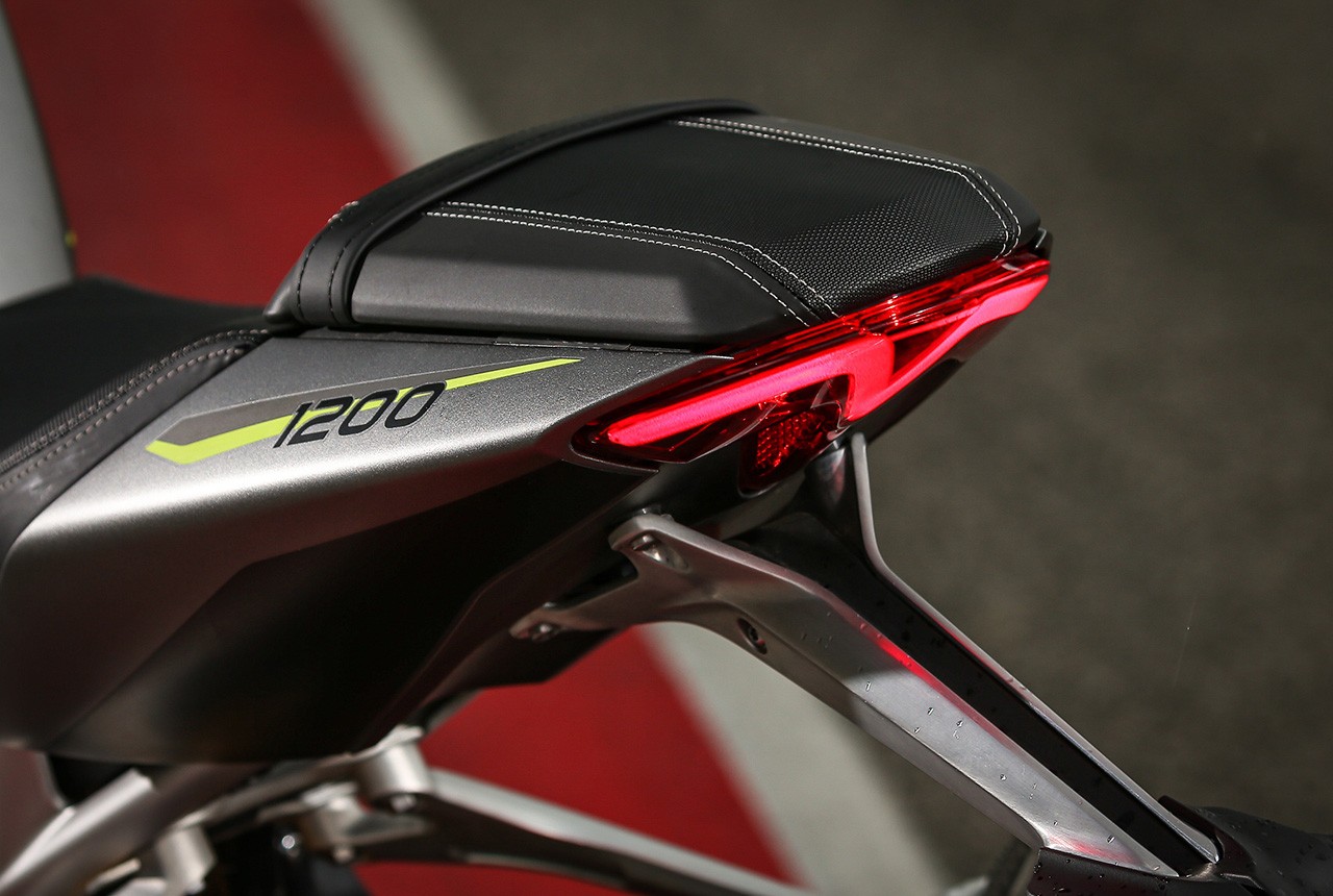 Triumph Speed Triple 1200 RS: le foto statiche