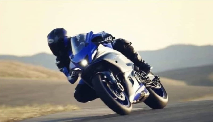 Yamaha R7: le foto