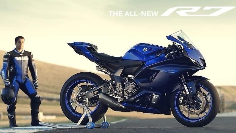 Yamaha R7: le foto
