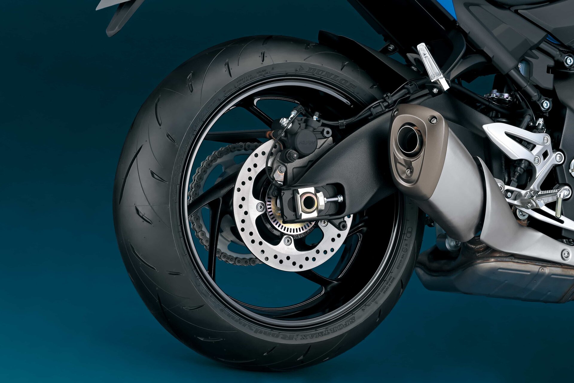 Suzuki svela la nuova GSX-S950, la streetfighter per i neopatentati