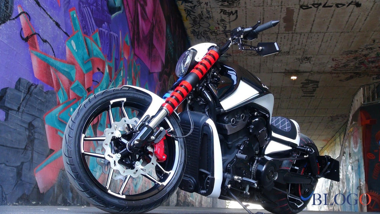 Harley-Davidson V-Rod "300 Razor" | Bad Boy Customs