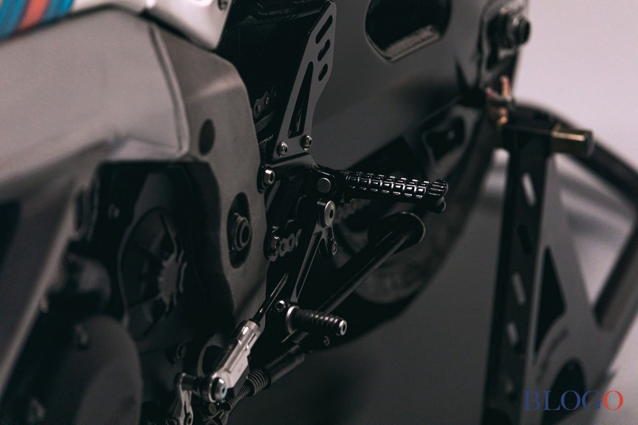 Aprilia Tuono V4 "Pikes Peak Le Mans" by Le Week-End De Course