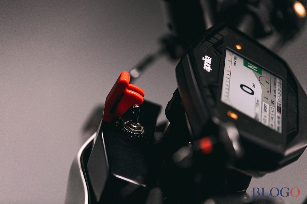 Aprilia Tuono V4 "Pikes Peak Le Mans" by Le Week-End De Course