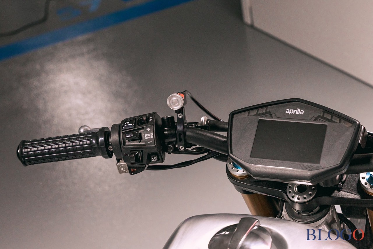 Aprilia Tuono V4 "Pikes Peak Le Mans" by Le Week-End De Course